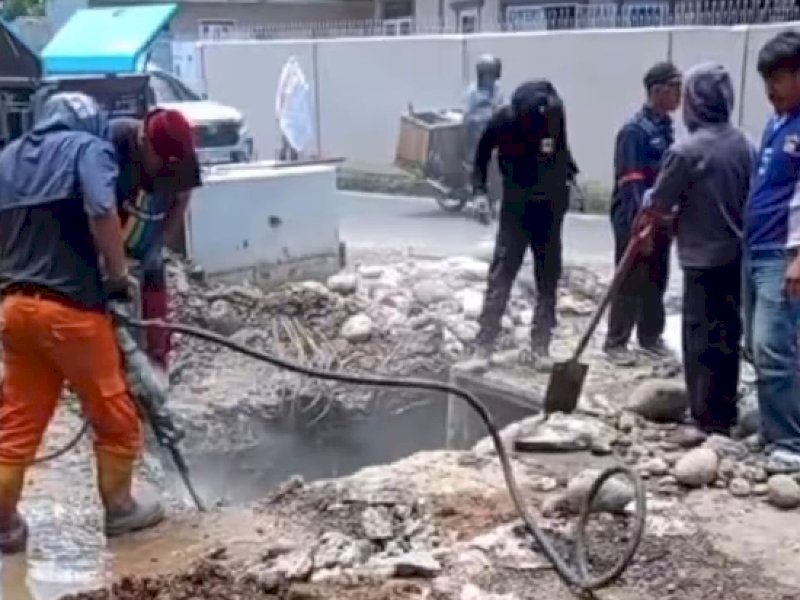 Wali Kota Munafri menginstruksikan Dinas Pekerjaan Umum (PU), melalui bidang jalan dan jembatan Kota Makassar, melakukan pengerjaan untuk perbaikan Jalan Manuggal yang rusak. @Jejakfakta/Foto: Istimewa