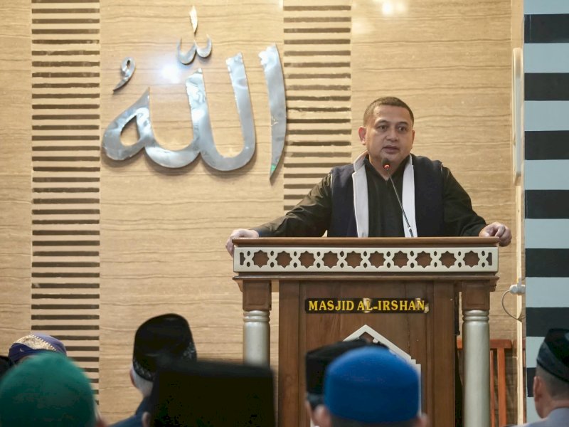Wali Kota Makassar Munafri Arifuddin memberikan sambutan usai mengikuti salat subuh berjemaah di Masjid Al Irshan, Kelurahan Gunung Sari, Kecamatan Rappocini, Jumat (7/3/2025). @Jejakfakta/dok. Pemkot Makassar