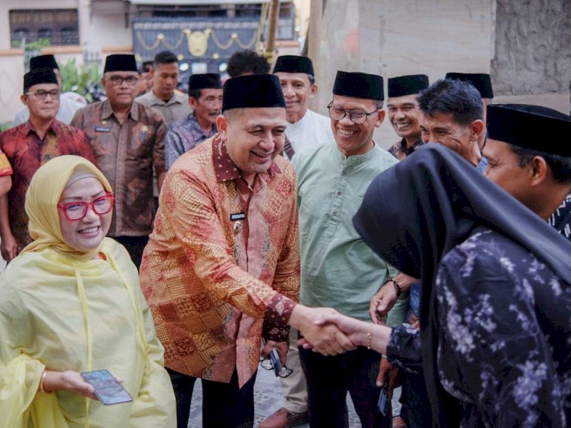 Wali Kota Makassar Munafri Arifuddin silaturahim dan berbuka puasa bersama jemaah Masjid Hikmah di Kecamatan Ujung Pandang, Kamis (6/3/2025). @Jejakfakta/dok. Humas Pemkot Makassar
