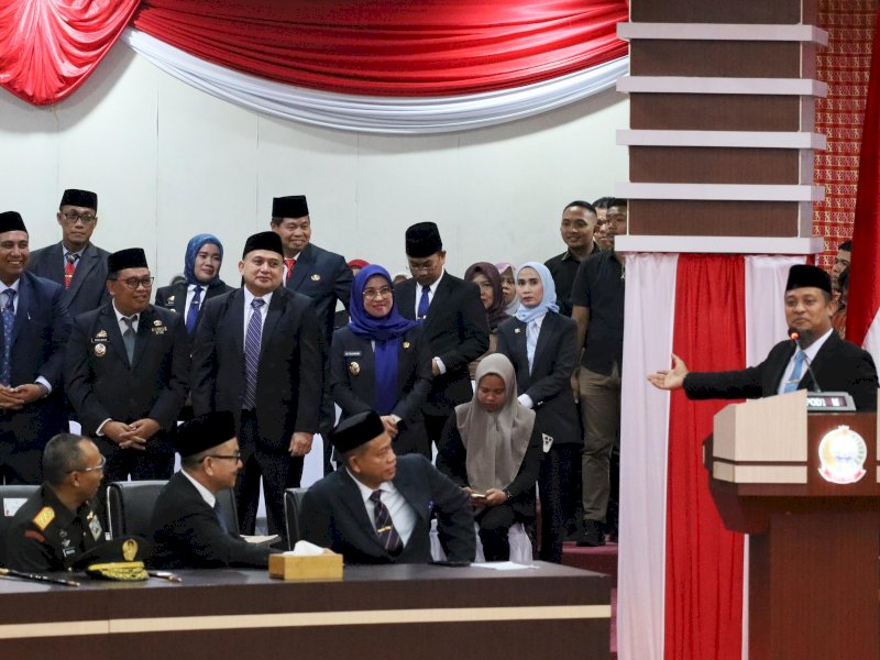 Wali Kota Makassar, Munafri Arifuddin, saat menghadiri acara serah terima jabatan (Sertijab) Gubernur Sulawesi Selatan dari Penjabat (Pj) Gubernur Prof. Fadjry Djufry kepada pasangan Gubernur dan Wakil Gubernur terpilih di Ruang Rapat Paripurna DPRD Provinsi Sulawesi Selatan, Jumat (7/3/2025). @Jejakfakta/dok. Humas Pemkot Makassar