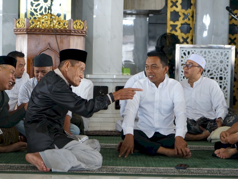 Bupati Sidrap, H. Syaharuddin Alrif, ikut membaur duduk bersila membentuk lingkaran usai salat Jumat di Masjid Raya Pangkajene (7/3/2025). @Jejakfakta/dok. Humas Pemkab Pangkep