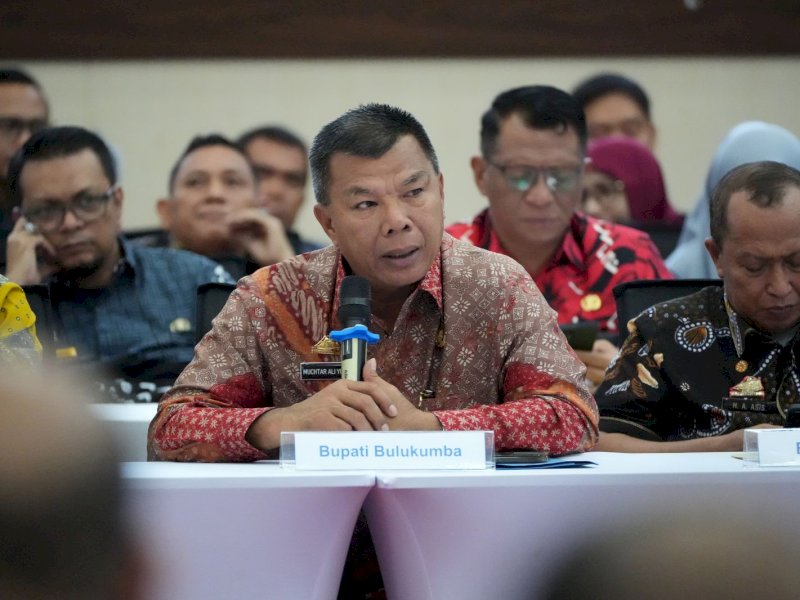 Bupati Bulukumba Andi Muchtar Ali Yusuf saat menghadiri High Level Meeting (HLM) Tim Pengendalian Inflasi Daerah (TPID) Sulawesi Selatan, di Ruang Pola Kantor Gubernur Sulsel, Kamis (6/3/2025). @Jejakfakta/Humas Pemkab Bulukumba 