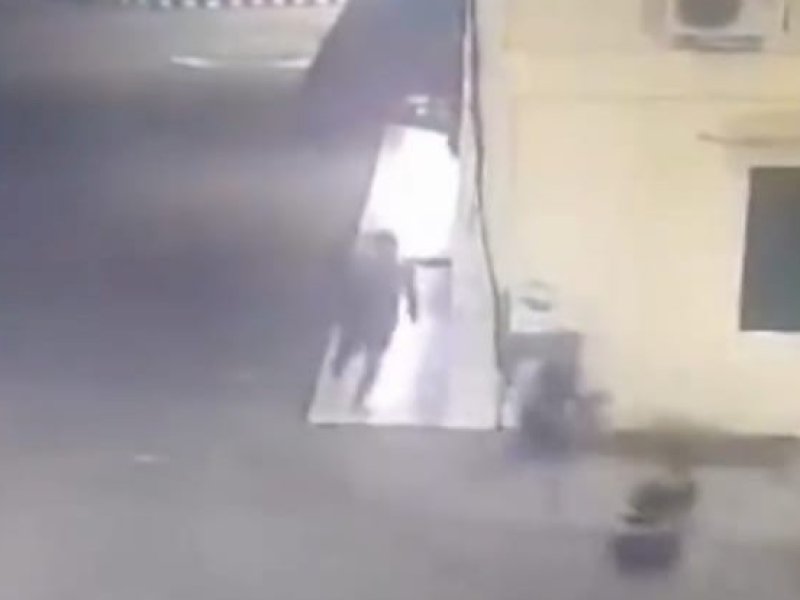 Aksi nekat tahanan di Rutan Selayar melarikan diri memanjat pagar. @Jejakfakta/Tangkapan Layar CCTV