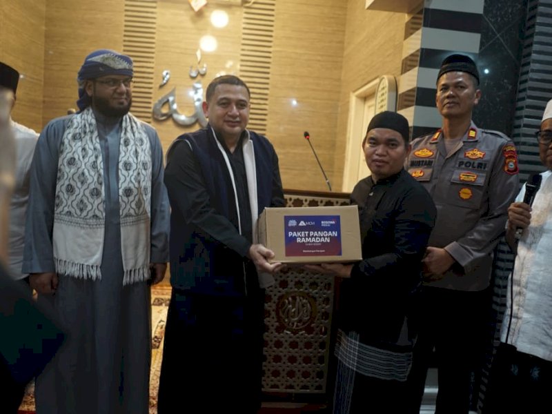 Munafri Arifuddin yang didampingi oleh Head of Bosowa Peduli, Hafit Timor Mas&rsquo;ud membagikan paket pangan kepada pengurus di Masjid Al-Irshan Minasa Upa Blok G21, Kelurahan Gunung Sari, Kecamatan Rappocini, Jumat (7/3/3035) malam. @Jejakfakta/Istimewa