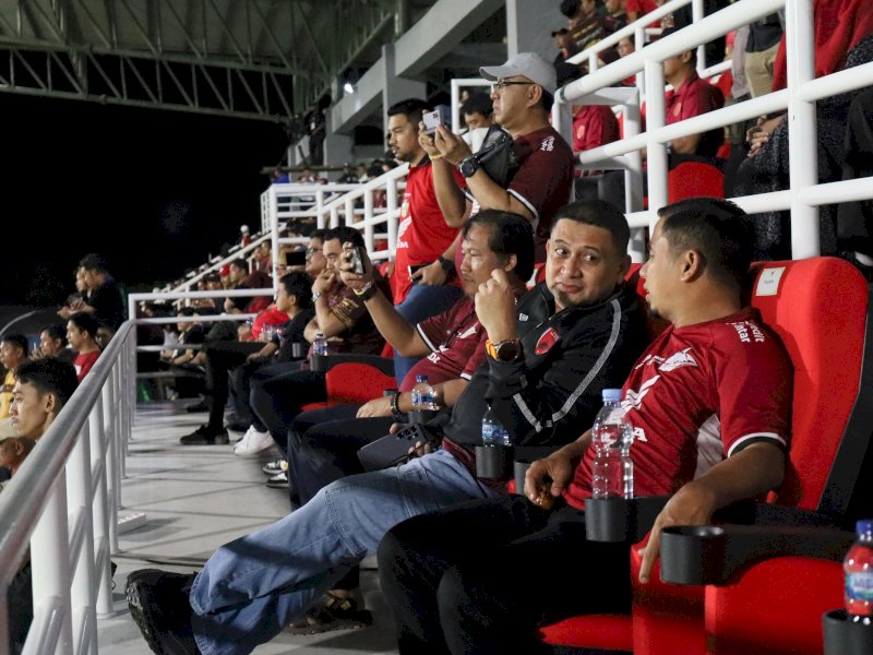 Wali Kota Makassar, Munafri Arifuddin, saat menyaksikan pertandingan PSM Makassar saat menjamu Persebaya Surabaya di Stadion Gelora BJ Habibie, Parepare, Jumat, (7/3/2025). @Jejakfakta/dok. Humas Pemkot Makassar
