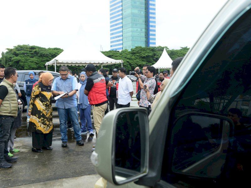 Wali Kota Makassar, Munafri Arifuddin bersama Wakil Wali Kota Makassar, Aliyah Mustika Ilham menggelar inspeksi kendaraan dinas sebagai bagian dari upaya efisiensi penggunaan aset negara, di Lapangan Karebosi Makassar, Sabtu (8/3/2025). @Jejakfakta/Reza Arifuddin