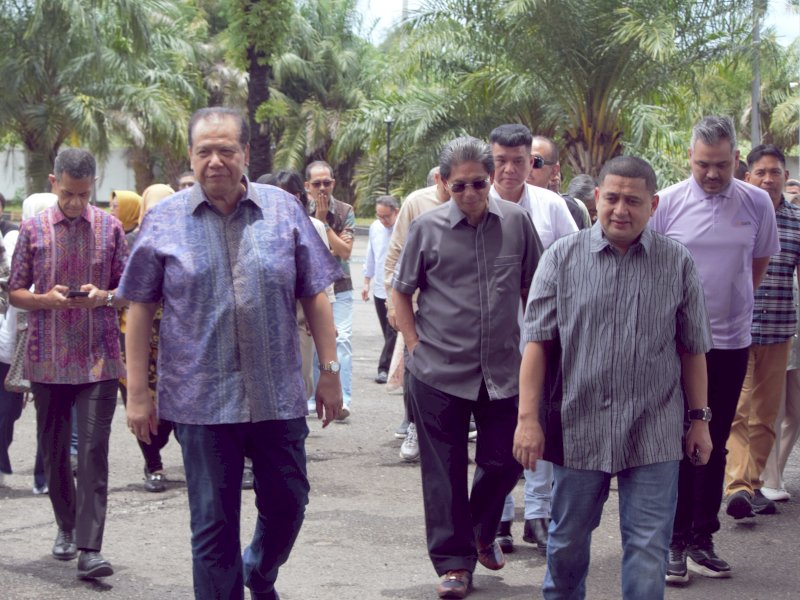 Wali Kota Makassar, Munafri Arifuddin, bersama Founder dan Chairman CT Corp, Chairul Tanjung (CT) usai  acara groundbreaking pembangunan Masjid Agung Trans Studio Makassar pada Sabtu (8/3/2025). @Jejakfakta/Nurdin Amir