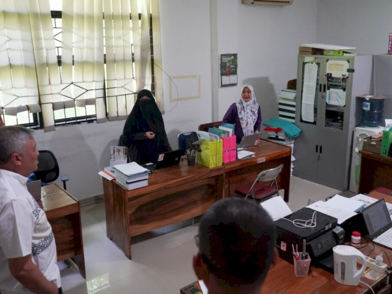 Bupati Pinrang H. A. Irwan Hamid, melakukan inspeksi mendadak (sidak) ke sejumlah Organisasi Perangkat Daerah (OPD) dalam lingkup Pemerintah Kabupaten Pinrang, Jumat (7/3/2025). @Jejakfakta/dok. Humas Pemkab Pinrang