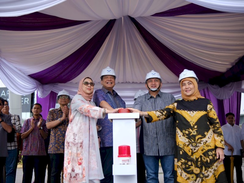 Founder CT Corp, Chairul Tanjung (CT) dan istrinya, Anita CT bersama Wali Kota Makassar Munafri Arifuddin dan Wakil Wali Kota Makassar, Aliyah Mustika Ilham saat groundbreaking Masjid Agung Trans Studio Makassar, Sabtu (8/3/2025). @Jejakfakta/Istimewa