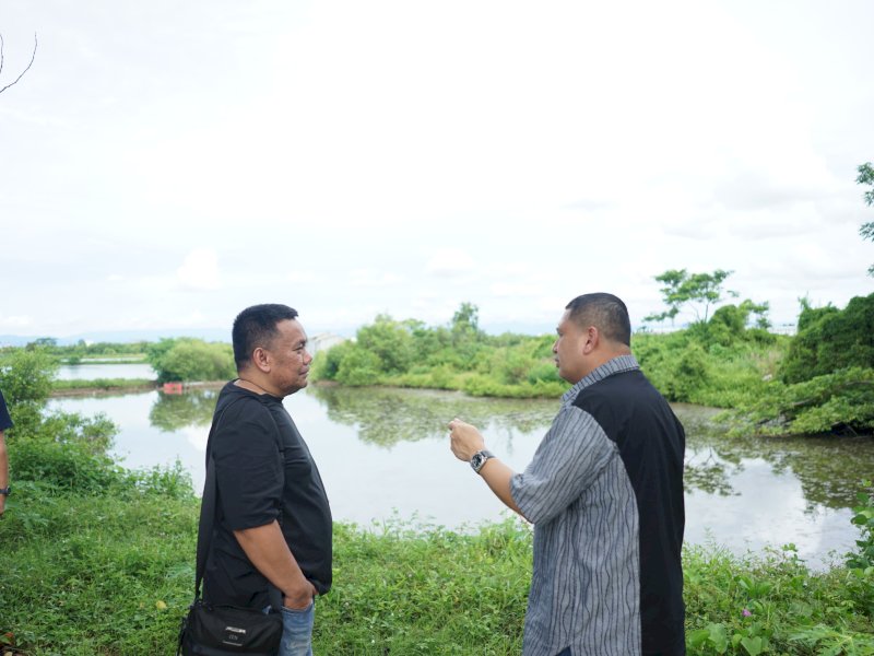 Wali Kota Makassar Munafri Arifuddin mengecek langsung lahan stadion di Kelurahan Untia, Kecamatan Biringkanaya, Makassar, pada Sabtu (8/3/2025). @Jejakfakta/Istimewa