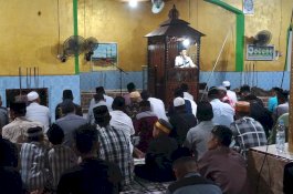 Bupati Sidrap Tarawih di Betao Riase, Bantu Rp100 Juta untuk Pembangunan Masjid