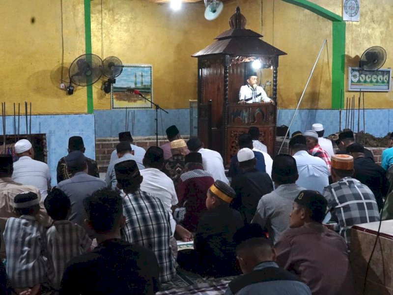 Bupati Sidrap, Syaharuddin Alrif, melaksanakan salat tarawih malam ke sembilan Ramadan 1446 Hijriah di Masjid Mujahidin, Desa Betao Riase, Kecamatan Pitu Riawa, Sabtu malam (8/3/2025). @Jejakfakta/Istimewa