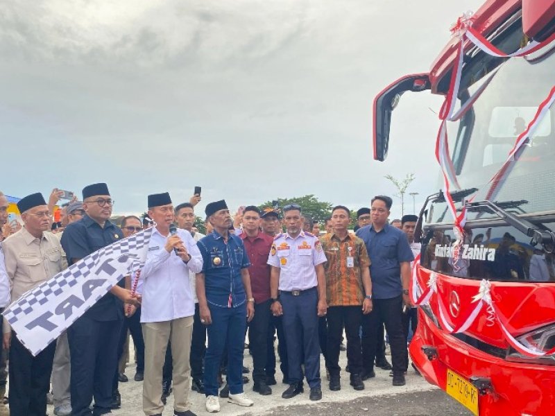 Gubernur Sulawesi Tenggara Mayjen TNI (Purn) Andi Sumengerukka melakukan peresmian terminal Lacaria Lasusuan, dan Bus Bintang Zahira resmi membuka rute Lasusua &ndash; Makassar, pada Sabtu (8/3/2025). Rute akan dibuka mulai 15 Maret mendatang. @Jejakfakta/Diskominfo Kolaka Utara