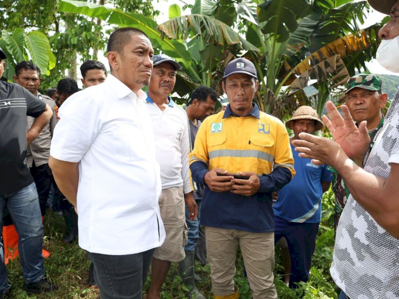 Bupati Luwu Timur, H. Irwan Bachri Syam, saat turun langsung meninjau kondisi tanggul jebol di Desa Alam Buana, Kecamatan Tomoni Timur, Sabtu (08/03/2025). @Jejakfakta/humas-kominfo-sp