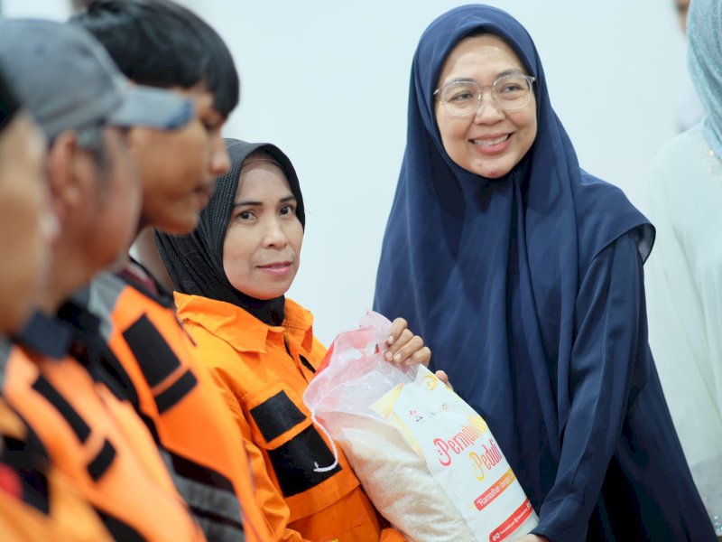 Ketua TP PKK Kota Makassar, Melinda Aksa, bersama Permabudhi Sulsel menyalurkan bantuan berupa sembako kepada 100 petugas kebersihan di Masjid Cheng Hoo Tanjung Bunga, Kecamatan Tamalate, pada Minggu (9/03/2025). @Jejakfakta/do. Humas Pemkot Makassar