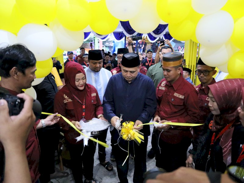  Wali Kota Makassar Munafri Arifuddin meresmikan gedung sekretariat Paraikatte Community yang terletak di Jalan Dangko, Kelurahan Balang Baru, Kecamatan Tamalate, Minggu (9/3/2025). @Jejakfakta/dok. Humas Pemkot Makassar