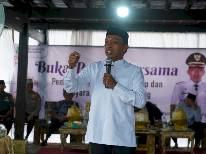 Bupati Sidrap, H. Syaharuddin Alrif, bersama Wakil Bupati, Nur Kanaah, berbuka puasa bersama warga di Kecamatan Panca Lautang, Ahad (9/3/2025). @Jejakfakta/dok. Pemkab Sidrap 