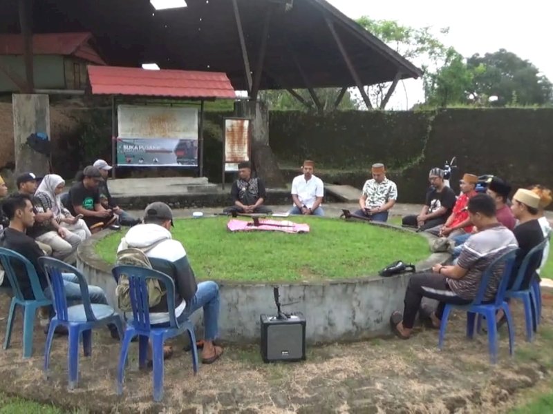 Pemerhati pusaka dari Lembaga Benteng Bassia diksusi makna filosofis di balik pusaka tradisional, seperti badik dan keris, di Benteng Somba Opu, Kecamatan Somba Opu, Gowa, pada Minggu (9/3/2025). @Jejakfakta/Istimewa
