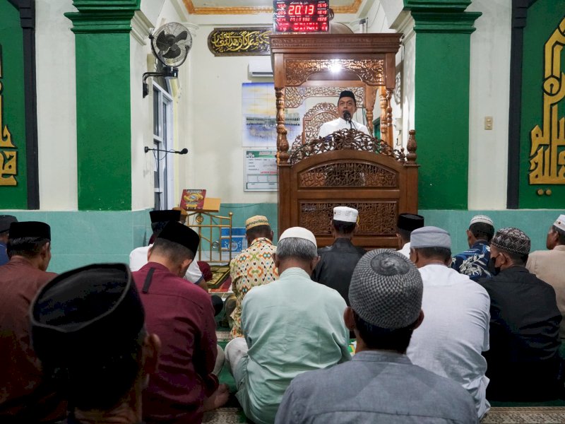 Bupati Sidrap Syaharuddin Alrif  menyampaikan ceramah di Masjid Baitul Rahman, Desa Corawali, Kecamatan Panca Lautang, Ahad (9/3/2025). @Jejakfakta/dok. Humas Pemkab Sidrap