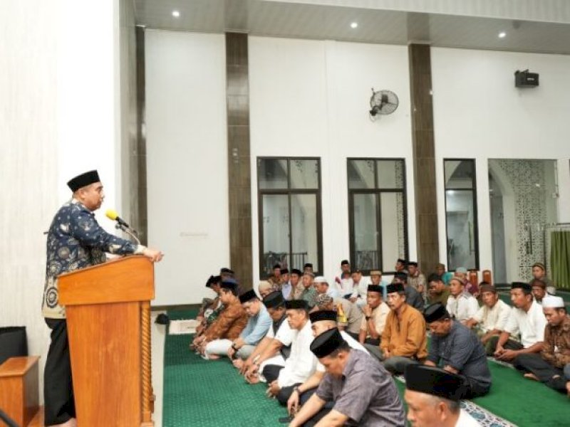 Bupati Maros, Chaidir Syam saat memberikan sambutan di depan jemaah di masjid agung Cenrana dalam kunjungan safari ramadan,  Minggu (9/3/2025). @Jejakfakta/Ist.