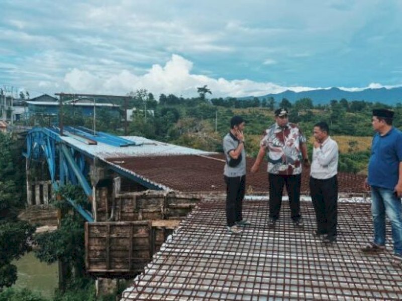 Bupati Maros, Chaidir Syam bersama Kepala Dinas PUTPR Maros, Alfian Amri meninjau pengerjaan jembatan Pattiro di Kecamatan Tompobulu. @Jejakfakta/Foto:Ist.
