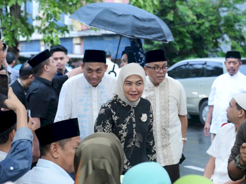 Wakil Wali Kota Makassar, Aliyah Mustika Ilham, bersama  Wali Kota Makassar periode 2004-2014, Ilham Arief Sirajuddin menghadiri acara buka puasa bersama di kediaman Satria Majid pada Minggu (9/03/2025). @Jejakfakta/dok. Humas Pemkot Makassar