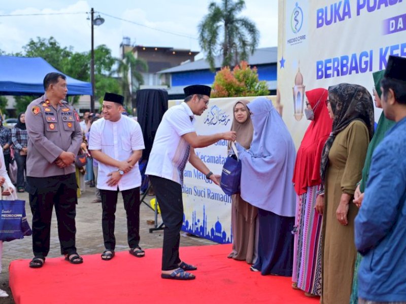 Ketua DPRD Makassar Supratman menyerahkan bantuan paket sembako. @Jejakfakta/Foto: Istimewa