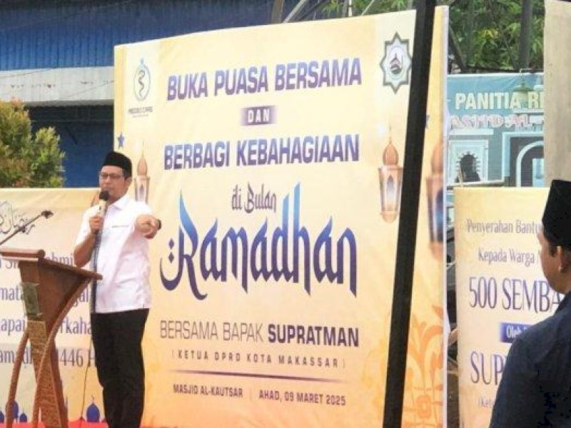 Ketua DPRD Makassar, Supratman saat pidato pada acara buka puasa bersama warga dan jamaah Masjid Al Kautsar, kompleks perumahan Pesona Prima Griya, Kelurahan Bangkala, Kecamatan Manggala, Kota Makassar, Minggu (9/3/2025) sore. @Jejakfakta/dok. Humas DPRD Makassar
