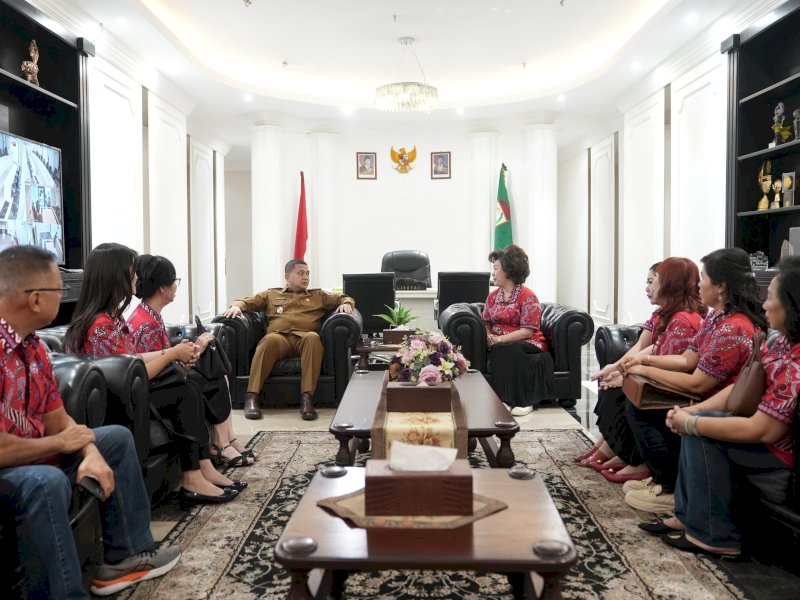 Wali Kota Makassar, Munafri Arifuddin, menerima kunjungan silaturahmi dari Paguyuban Sosial Marga Tionghoa Indonesia (PSMTI) Provinsi Sulawesi Selatan di Balai Kota Makassar, Senin (10/03/2025). @Jejakfakta/dok. Humas Pemkot Makassar