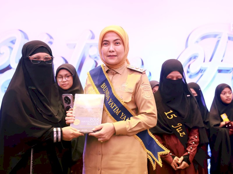 Wakil Wali Kota Makassar, Aliyah Mustika Ilham dinobatkan sebagai Bunda Yatim sebagai bentuk penghormatan atas kepeduliannya terhadap anak-anak yatim, saat menghadiri Yatim Fest Ramadan di Four Points by Sheraton Hotel pada Senin (10/03/2025). @Jejakfakta/Istimewa