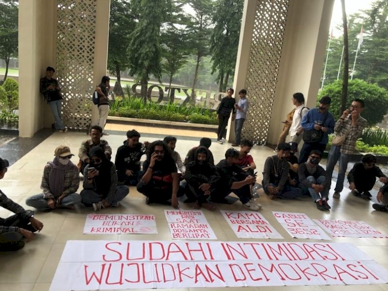 Puluhan mahasiswa menunjukkan solidaritas mereka dengan menggelar aksi bisu, memegang spanduk bertuliskan, &ldquo;SUDAHI INTIMIDASI, WUJUDKAN DEMOKRASI&rdquo; di depan Rektorat UIN Alauddin Makassar, Senin (10/3/2025). @Jejakfakta/Istimewa