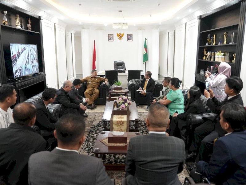 PHRI Sulawesi Selatan menemui Wali Kota Makassar, Munafri Arifuddin, untuk membahas dampak kebijakan efisiensi anggaran terhadap industri perhotelan. Audiensi berlangsung di Balai Kota Makassar, Senin, (10/03/2025). @Jejakfakta/dok. Humas Pemkot Makassar