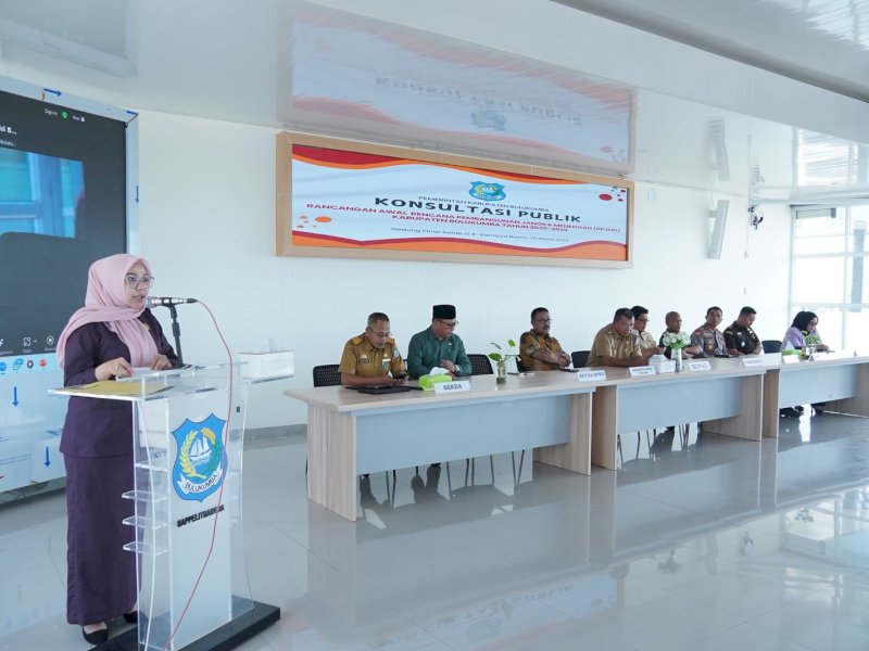  Ketua DPRD Umy Asyiatun Khadijah, memberikan sambutan saat  Konsultasi Publik Rancangan Awal (Ranwal) Rencana Pembangunan Jangka Menengah Daerah (RPJMD) Kabupaten Bulukumba Tahun 2025-2030, di Ruang Kahayya lantai 4 Gedung Pinisi, Senin (10/3/2025). @Jejakfakta/dok. Humas Pemkab Bulukumba