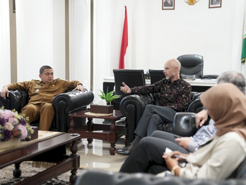 Wali Kota Makassar, Munafri Arifuddin, menerima kunjungan kehormatan Konsul Jenderal (Konjen) Amerika Serikat untuk Indonesia Christopher Green, di Balai Kota Makassar, Senin (10/3/2025). @Jejakfakta/dok. Humas Pemkot Makassar