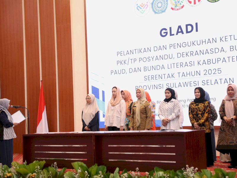Melinda Aksa menghadiri gladi pelantikan dan pengukuhan Ketua TP PKK dan TP Posyandu yang dilaksanakan serentak untuk seluruh kabupaten/kota se-Provinsi Sulawesi Selatan, di Baruga Pattingalloang, Rumah Jabatan Gubernur Sulawesi Selatan, Senin (10/03/2025). @Jejakfakta/dok. Humas Pemkot Makassar