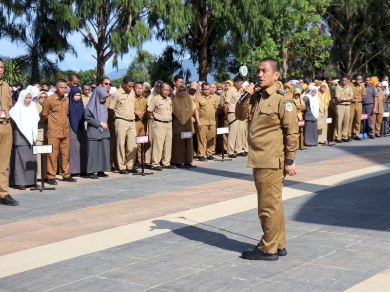 Bupati Luwu Timur, Irwan Bachri Syam, saat memimpin apel pagi di halaman Kantor Bupati, Senin (10/3/2025). @Jejakfakta/dok. Humas Pemkab Luwu Timur