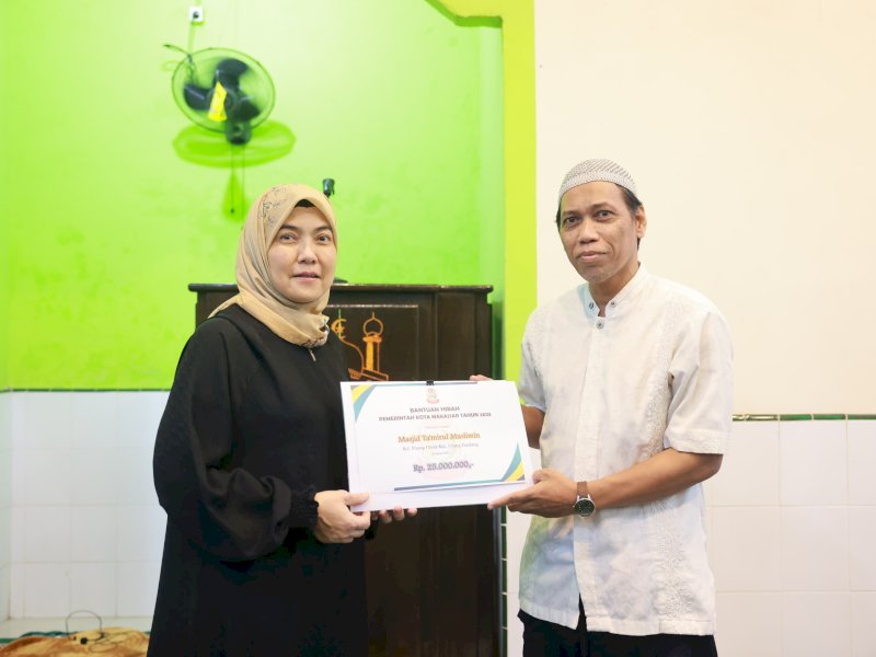 Wakil Wali Kota Makassar, Aliyah Mustika Ilham menyerahkan bantuan hibah senilai 25 juta rupiah kepada pengurus Masjid Ta&rsquo;mirul Muslimin, Jalan Gunung Lompobattang, Makassar, Senin (10/03/2025). @Jejakfakta/dok. Humas Pemkot Makassar