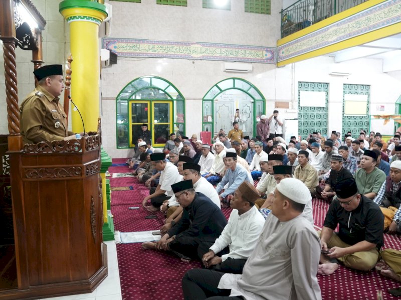 Wali Kota Makassar, Munafri Arifuddin, saat memberikan sambutan pada Safari Ramadan yang digelar di Masjid Nurul Kautsar, Senin (10/3/2025). @Jejakfakta/dok. Humas Pemkot Makassar
