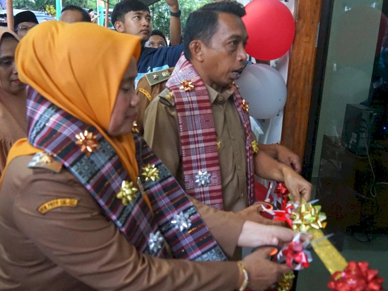 Bupati Sidenreng Rappang (Sidrap), H. Syaharuddin Alrif, bersama Wakil Bupati Nurkanaah meresmikan Kantor Desa Buntu Buangin, Kecamatan Pitu Riase, Senin (10/3/2025). @Jejakfakta/dok. Humas Pemkab Sidrap