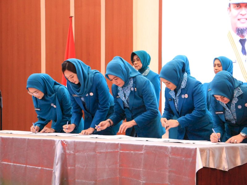 Andi Herfida Muchtar kembali dilantik secara resmi sebagai Ketua TP PKK Kabupaten Bulukumba oleh Ketua TP PKK Provinsi Sulawesi Selatan, Naoemi Octarina, di Baruga Pattingalloang Rujab Gubernur Sulawesi Selatan, Selasa (11/3/2025). @Jejakfakta/dok. Humas Pemkab Bulukumba