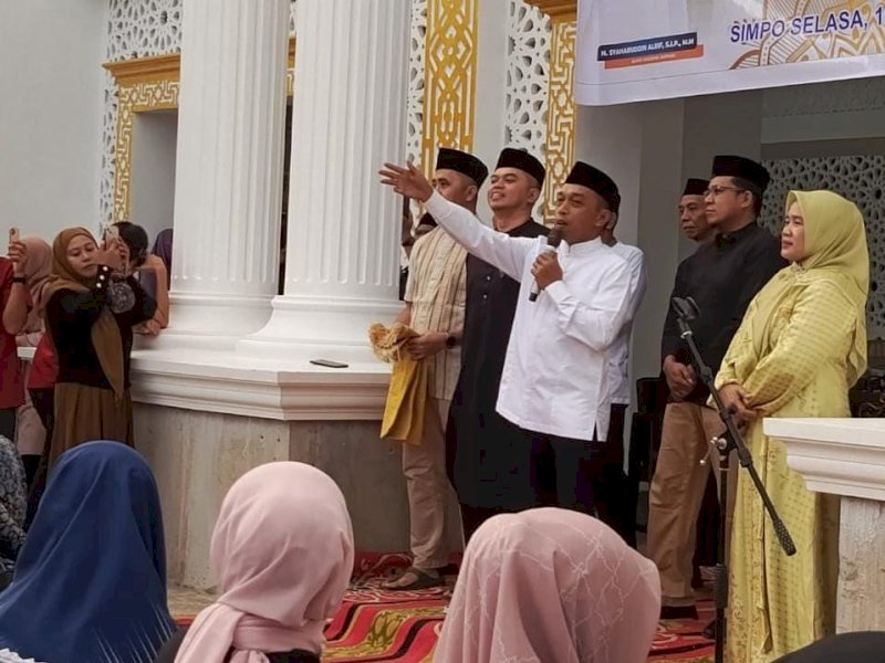 Bupati Sidrap, Syaharuddin Alrif, tetap bersama Wakil Bupati Sidrap, Nurkanaah, menyempatkan diri untuk berbuka puasa bersama masyarakat Kecamatan Baranti, Selasa (11/3/2025). @Jejakfakta/dok. Humas Pemkab Sidrap