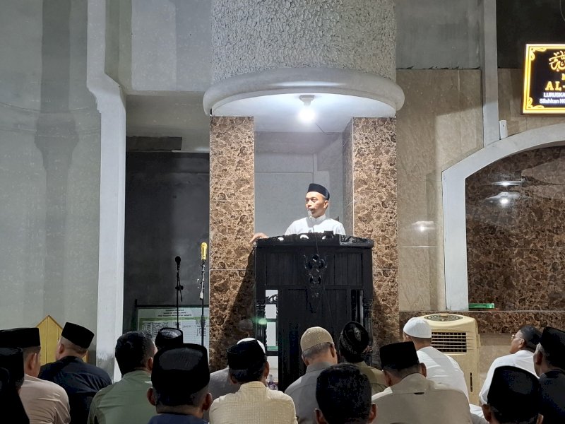 Bupati Sidrap, Syaharuddin Alrif menyampaikan lima program unggulan saat memberi sambutan pada salat Tarawih berjemaah di Masjid Al Jami'ah Simpo, Desa Passeno, Kecamatan Baranti, Selasa (11/3/2025). @Jejakfakta/dok. Humas Pemkab Sidrap