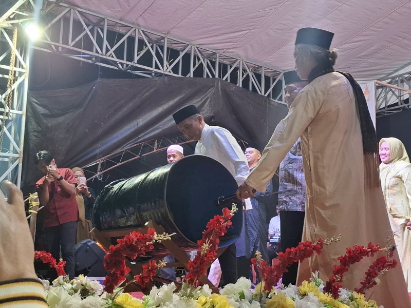 Pembukaan lomba Patrol Flozha Season III,  ditandai dengan pemukulan bedug oleh Bupati Sidrap, Syaharuddin Alrif, didampingi Wakil Bupati Sidrap, Nurkanaah dan Penjabat Sekda, Andi Rahmat Saleh, di Baranti, Selasa (11/3/2025) malam. @Jejakfakta/dok. Humas Pemkab Sidrap