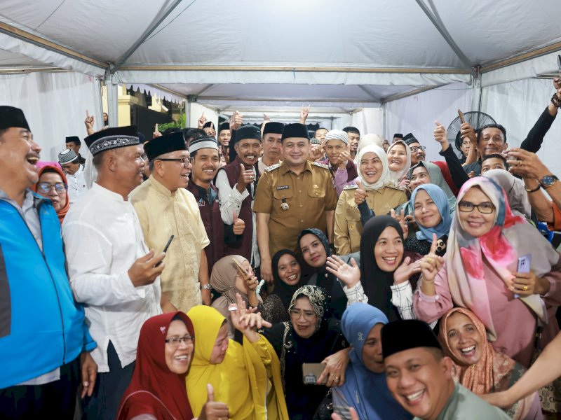 Momen gembira saat Wali Kota Makassar Munafri Arifuddin, dan Wakil Wali Kota Makassar, Aliyah Mustika Ilham, menghadiri acara buka puasa bersama di kediaman A. Syahrum Makkurade, di Perumahan Griya Prima Tonasa, Kecamatan Biringkanaya, Selasa (11/3/2025). @Jejakfakta/dok. Humas Pemkot Makassar