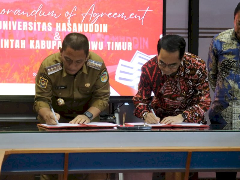 Rektor Unhas Prof Jamaluddin Jompa dan Bupati Lutim Irwan Bachri saat melakukan penandatangan MoA di Makassar, Selasa (11/3/2025). @Jejakfakta/dok. Humas Pemkab Lutim