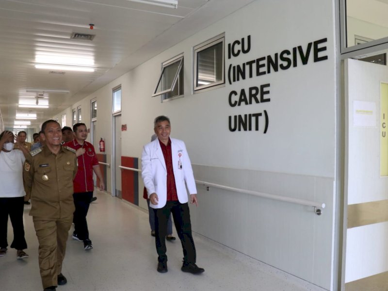 Bupati Lutim, Irwan Bachri Syam, langsung meninjau fasilitas Rumah Sakit Unhas, di Makassar, Selasa (11/03/2025). @Jejakfakta/dok. Humas Pemkab Lutim