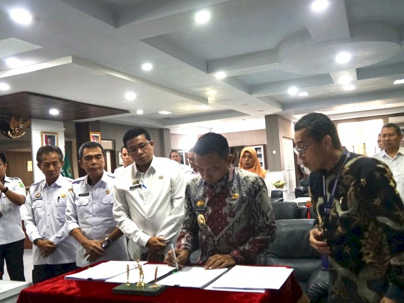 Pemkab Sidrap menandatangani perjanjian kerja sama dengan Dirjen Pajak dan Dirjen Perimbangan Keuangan guna mengoptimalkan pemungutan pajak pusat dan daerah, Rabu (12/3/2025). @Jejakfakta/dok. Humas Pemkab Sidrap