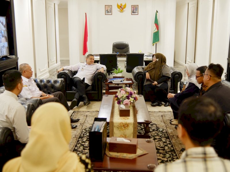  Wali Kota Makassar, Munafri Arifuddin, menerima kunjungan perwakilan PT Taspen (Persero) membahas berbagai program yang ditawarkan Taspen, khususnya bagi Pegawai Pemerintah dengan Perjanjian Kerja (PPPK) di Kota Makassar, di Balai Kota Makassar, Rabu (12/03/2025). @Jejakfakta/dok. Humas Pemkab Pangkep