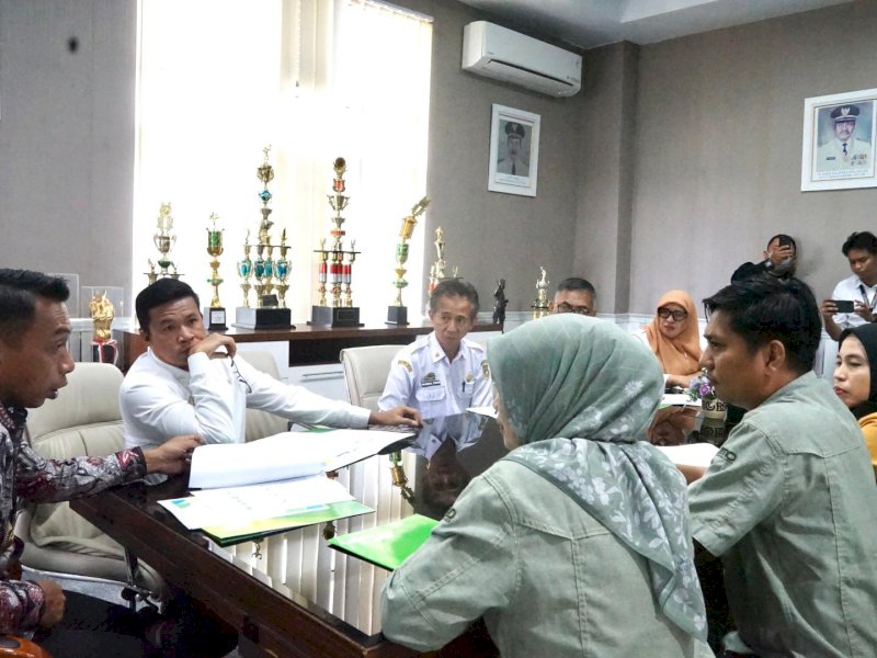 Bupati Sidrap, Syaharuddin Alrif, menerima audiensi BPJS Ketenagakerjaan Sidrap di ruang kerjanya, Kelurahan Batu Lappa, Kecamatan Watang Pulu, Rabu (12/3/2025). @Jejakfakta/dok. Humas Pemkab Sidrap