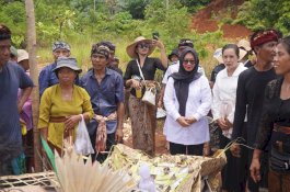 Jalin Tali Persaudaraan, Wabup Puspa Hadiri Ngaben dan Melayat di Dua Lokasi Berbeda di Angkona